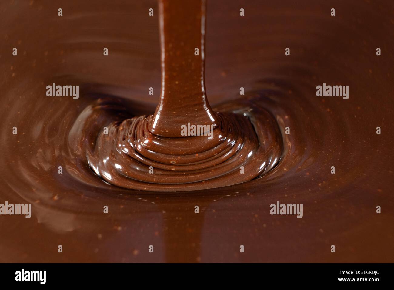 Delizioso sfondo con sciroppo di cioccolato con elegante trama del nastro Foto Stock