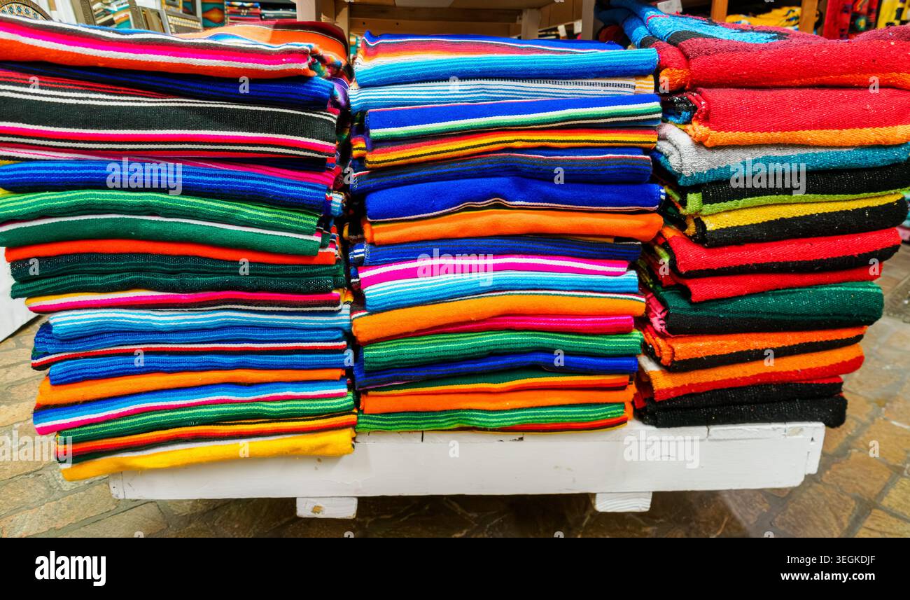 Albuquerque, New Mexico - maggio 8,2026: Sarape e asciugamani colorati riflettono l'importanza della cultura messicana locale in un negozio turistico Foto Stock