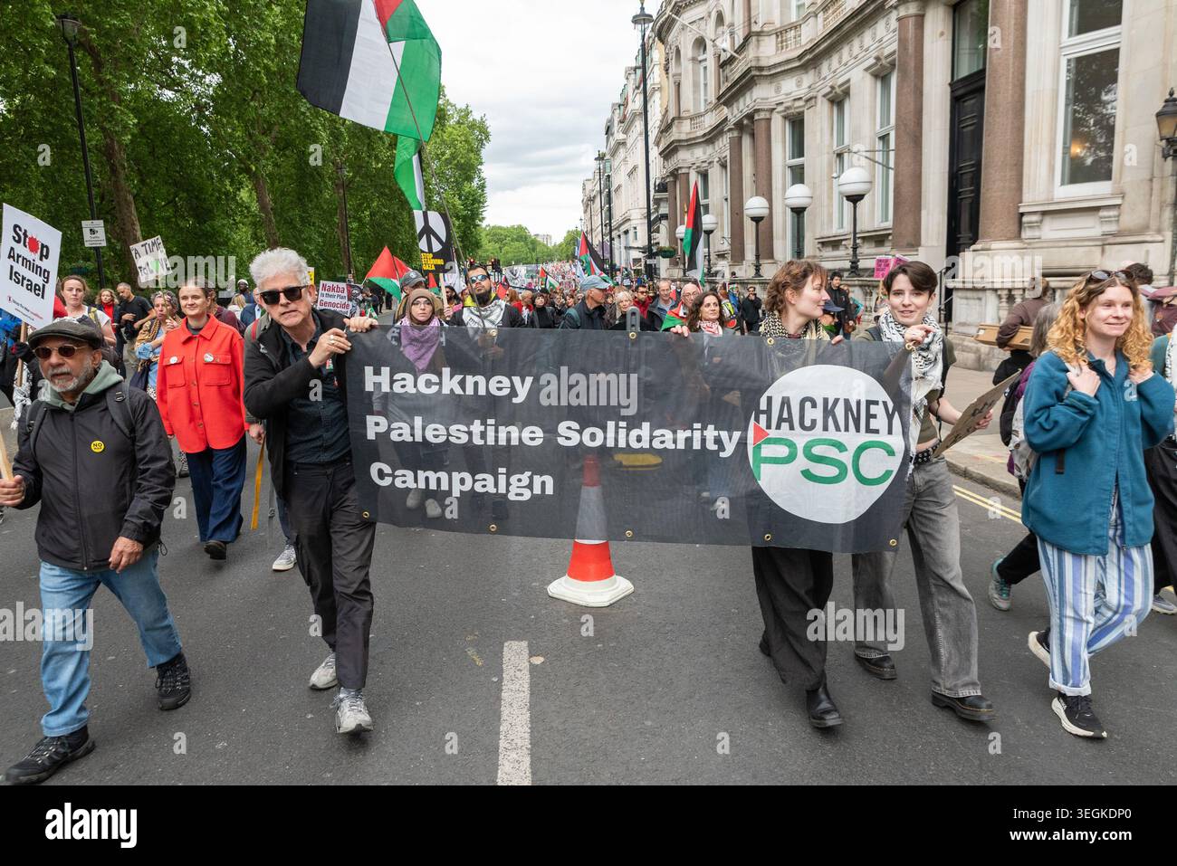 marcia di protesta pro-Palestina del Nakba Day a Piccadilly, Londra, Regno Unito. Hackney Palestine Solidarity Campaign, PSC, banner Foto Stock