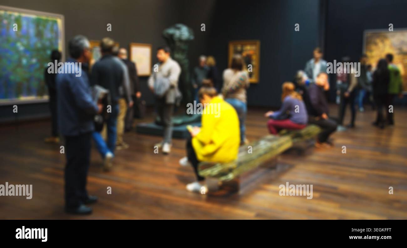 Visitatori che osservano opere d'arte nella sala della collezione permanente del Musée d'Orsay a Parigi, Francia, dicembre 2015, foto sfocata Foto Stock