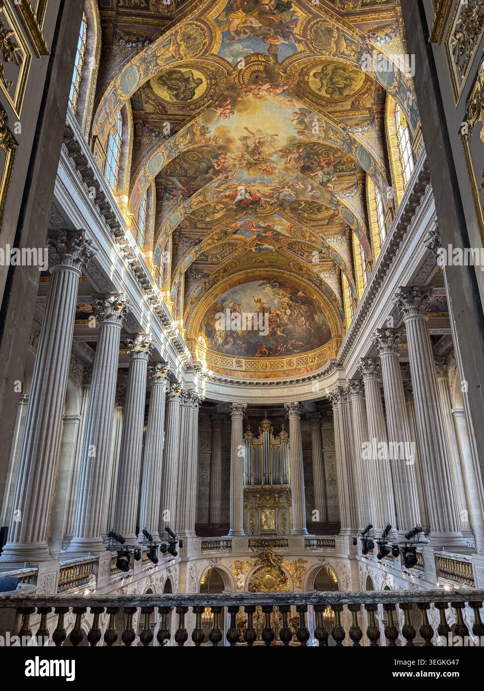 Grande interno della Cappella reale al Palazzo di Versailles in Francia. - Immagine stock catturata con smartphone