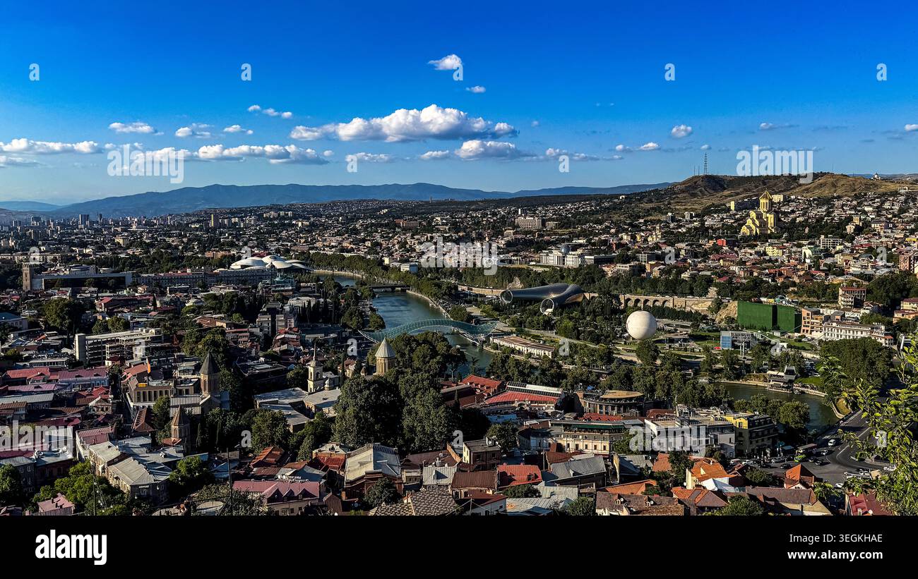 Tbilisi, Georgia - settembre 2025: Vista aerea panoramica del centro di Tbilisi con il fiume Kura, architettura moderna, quartieri storici. - Immagine stock catturata con smartphone