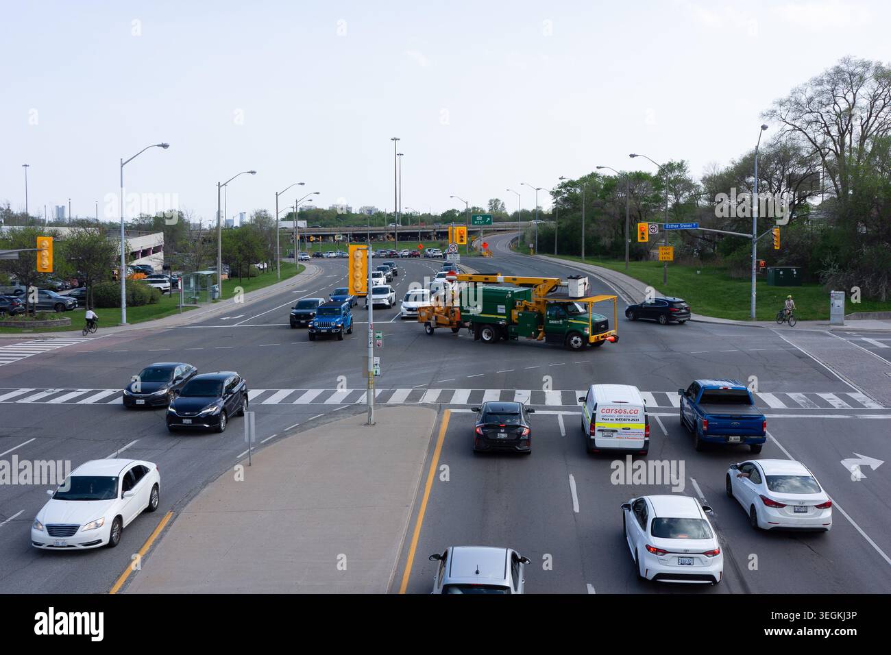Toronto, Canada - 19 maggio 2026: Intersezione trafficata con il traffico di blocco dei camion Foto Stock