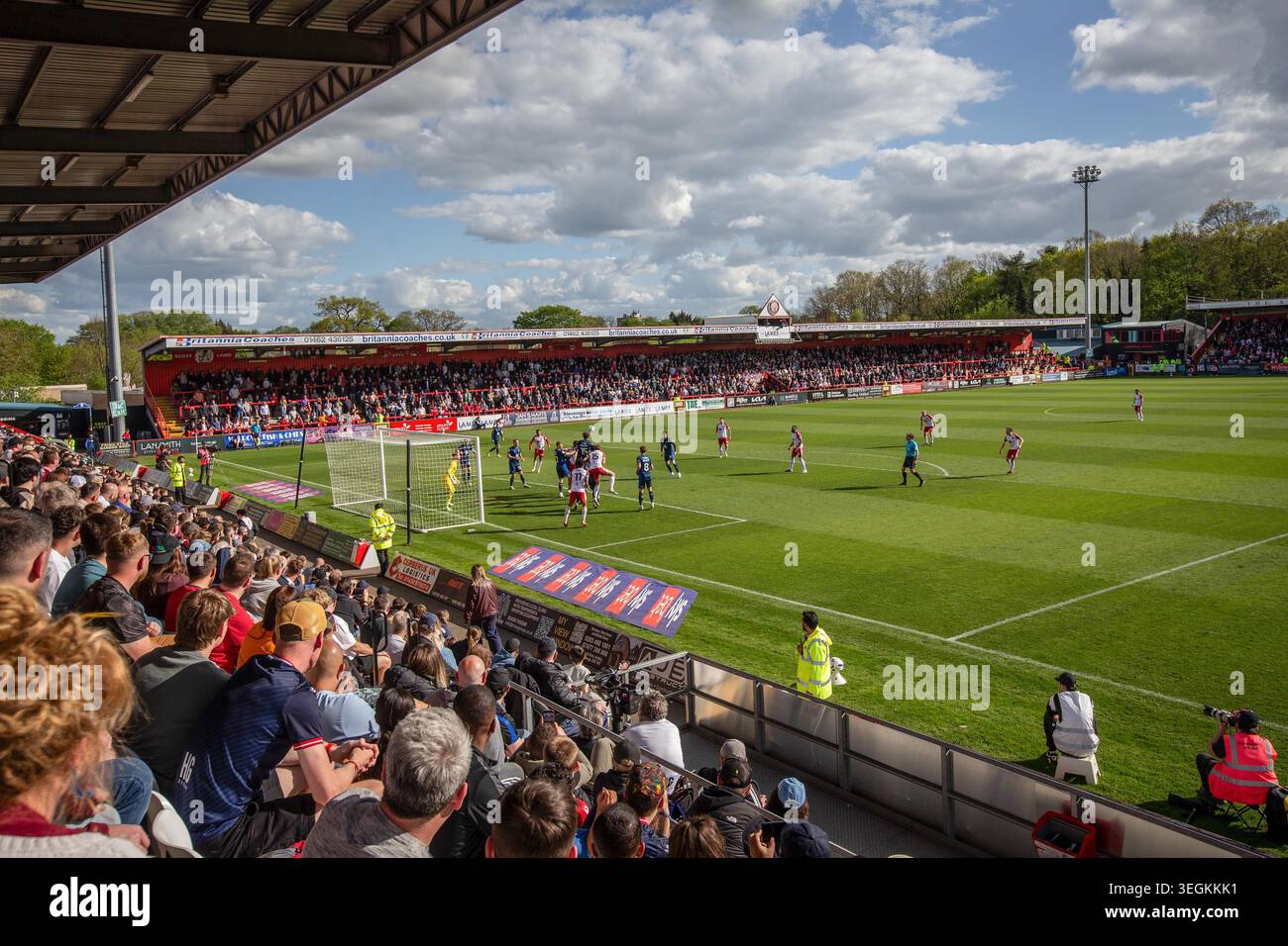 Vista generale dello stadio di casa dello Stevenage FC e dello Stevenage Stadium. durante la partita. Foto Stock