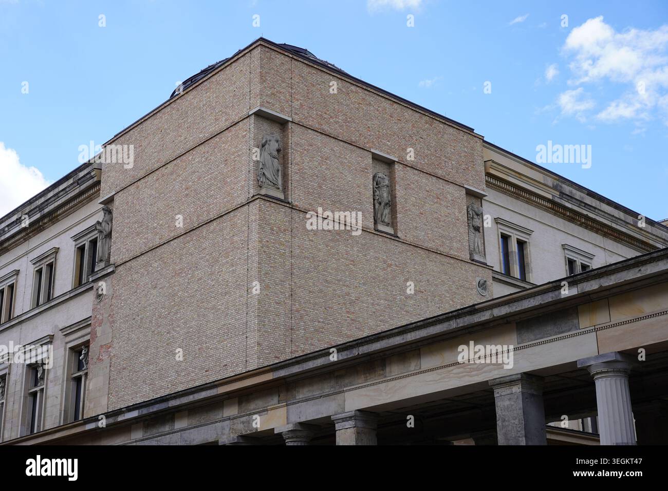Berlino, Germania - 20 maggio 2026: La facciata del nuovo Museo progettata da David Chipperfield, che incorpora sculture storiche danneggiate senza testa. Foto Stock