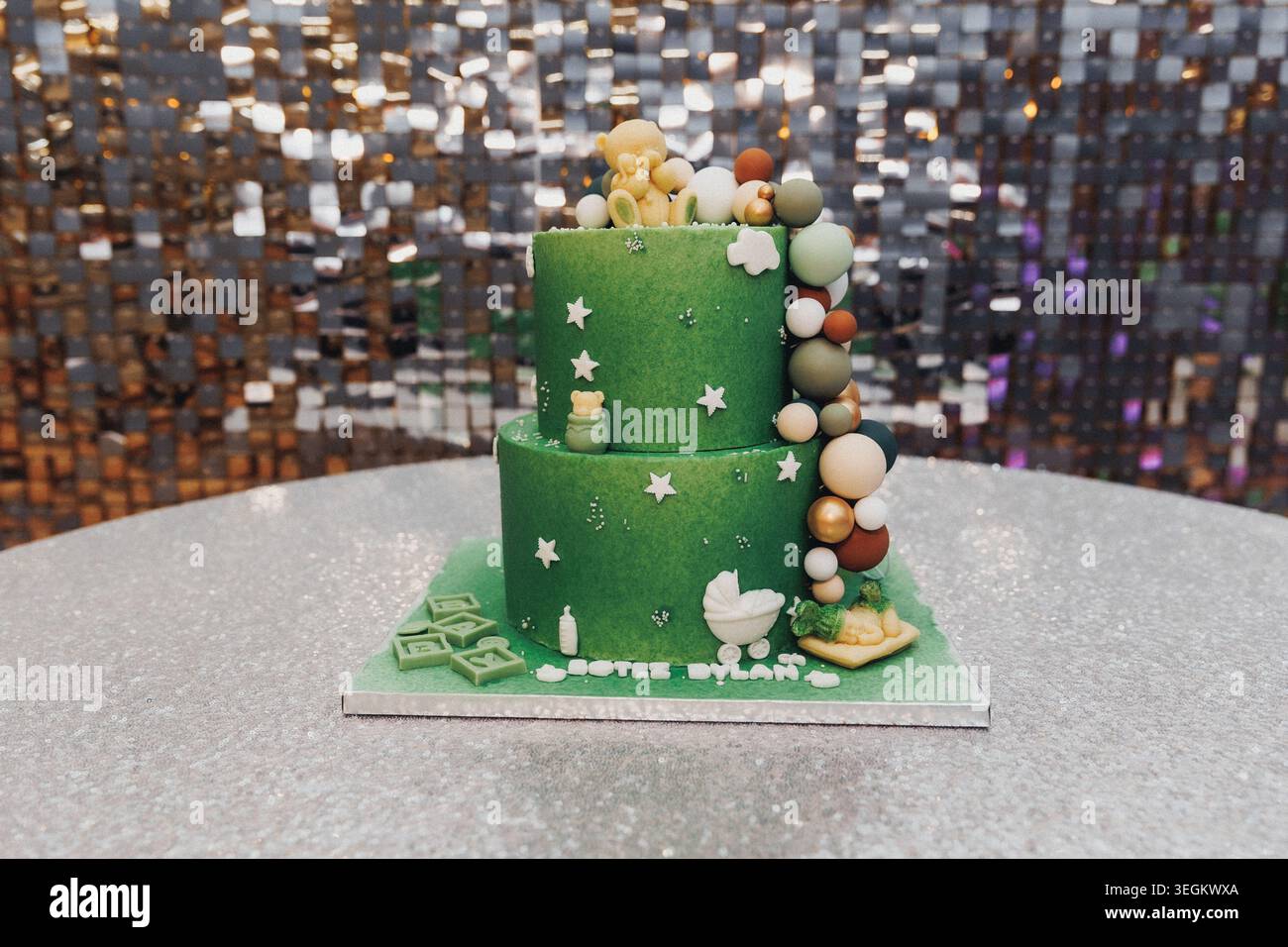 Torta verde a più livelli decorata con fiocchi di neve e perle festive Foto Stock