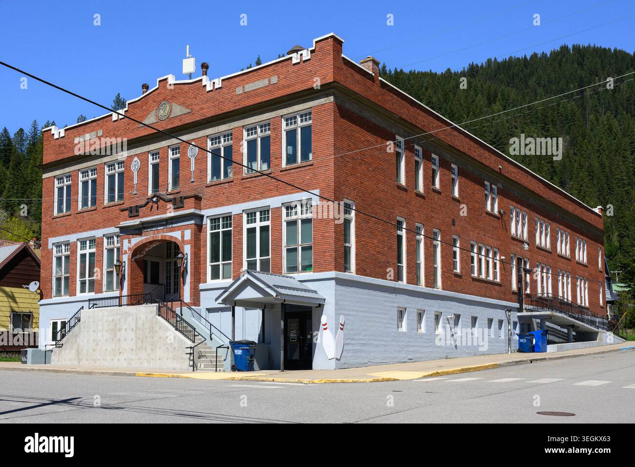 Mullan, Idaho, USA - 3 maggio 2026; Historic Morning Club nel centro di Mullan, Idaho, con biblioteca pubblica e bowling Foto Stock