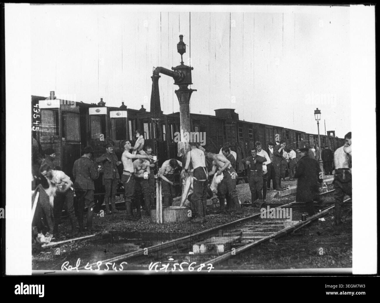 I soldati territoriali inglesi si lavano nel loro campo di Epsom nel 1914, situato sotto la stazione di approvvigionamento idrico del treno a vapore, illustrando la vita e le pratiche igieniche del campo dell'esercito britannico durante la prima guerra mondiale, catturate in una fotografia della stampa. Foto Stock