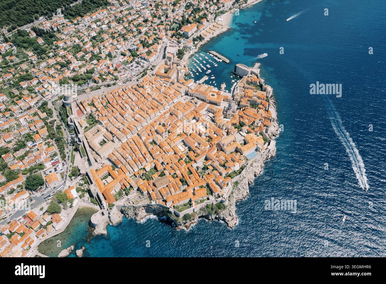Scena aerea mozzafiato che mostra l'energica e colorata attività del porto costiero Foto Stock
