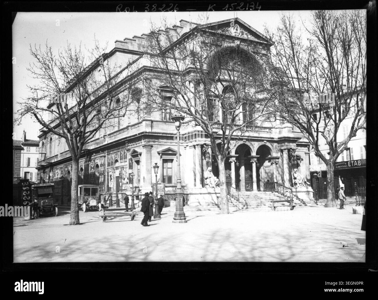 Gli edifici del teatro e dell'opera di Avignone, in Francia, sono documentati in una fotografia di stampa del 1914 che mostra l'architettura e le strutture sceniche utilizzate per gli spettacoli durante l'inizio del XX secolo. Foto Stock