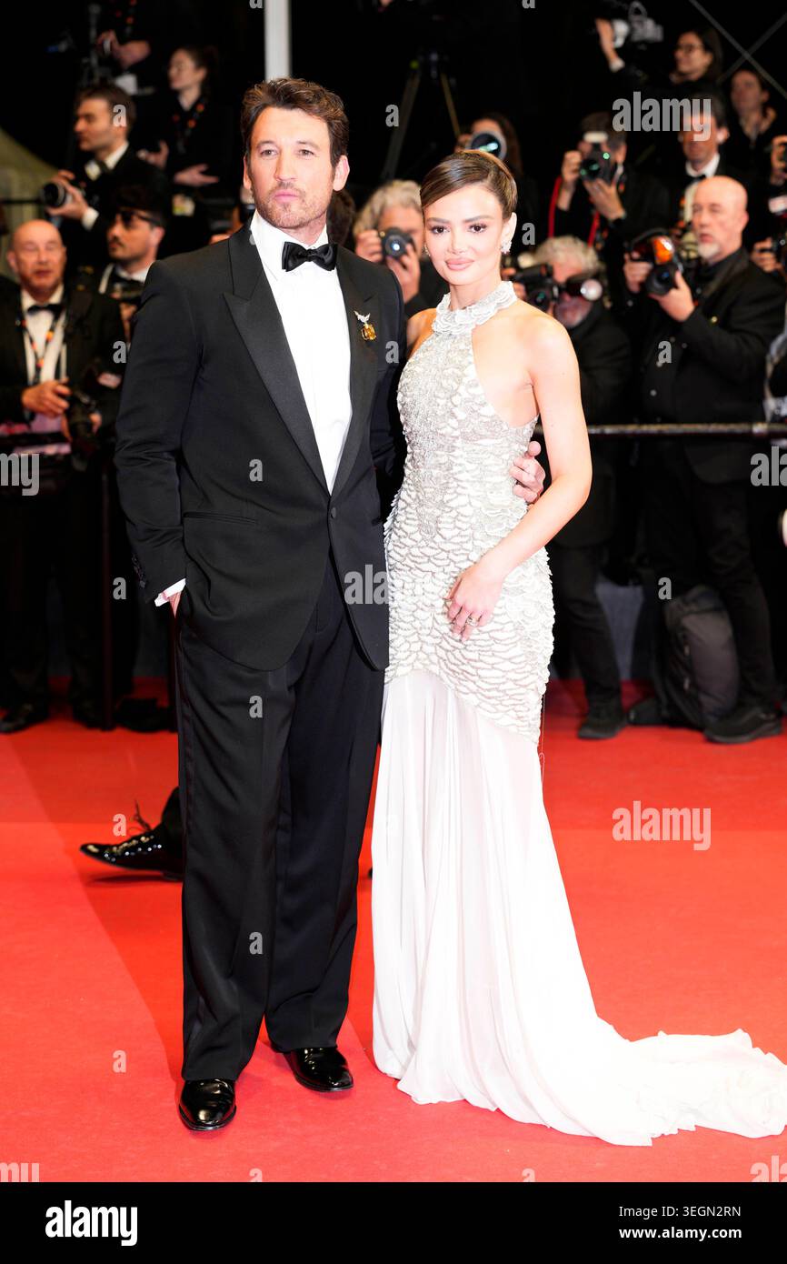 Miles Teller e Keleigh Sperry Teller partecipano alla proiezione della "Tigre della carta" durante la 79esima edizione del Festival di Cannes al Palais des Festivals. Foto Stock