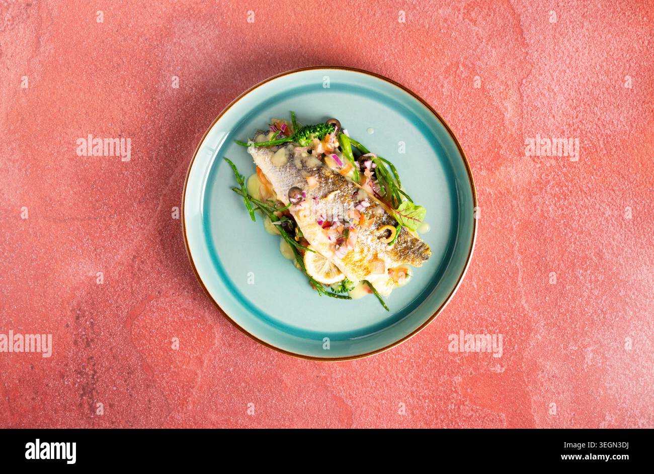Pesce deliziosamente placcato con verdure vivaci su uno sfondo artistico Foto Stock
