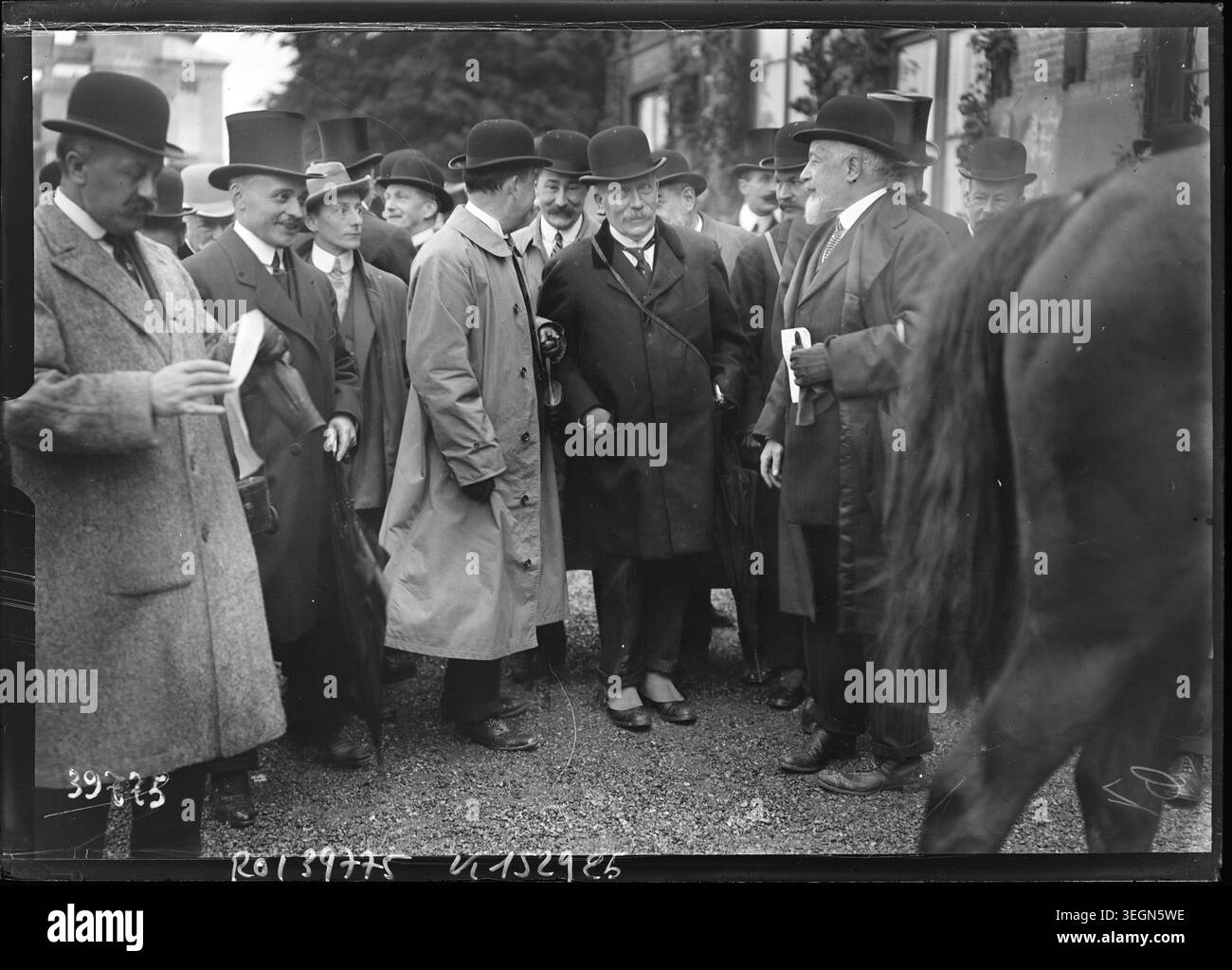 Léon Olry-Roederer si trova all'ippodromo di Chantilly nel 1914. La fotografia della stampa riporta l'allevatore di cavalli francese e membro del comitato durante le corse di cavalli all'ippodromo francese di Chantilly. Foto Stock