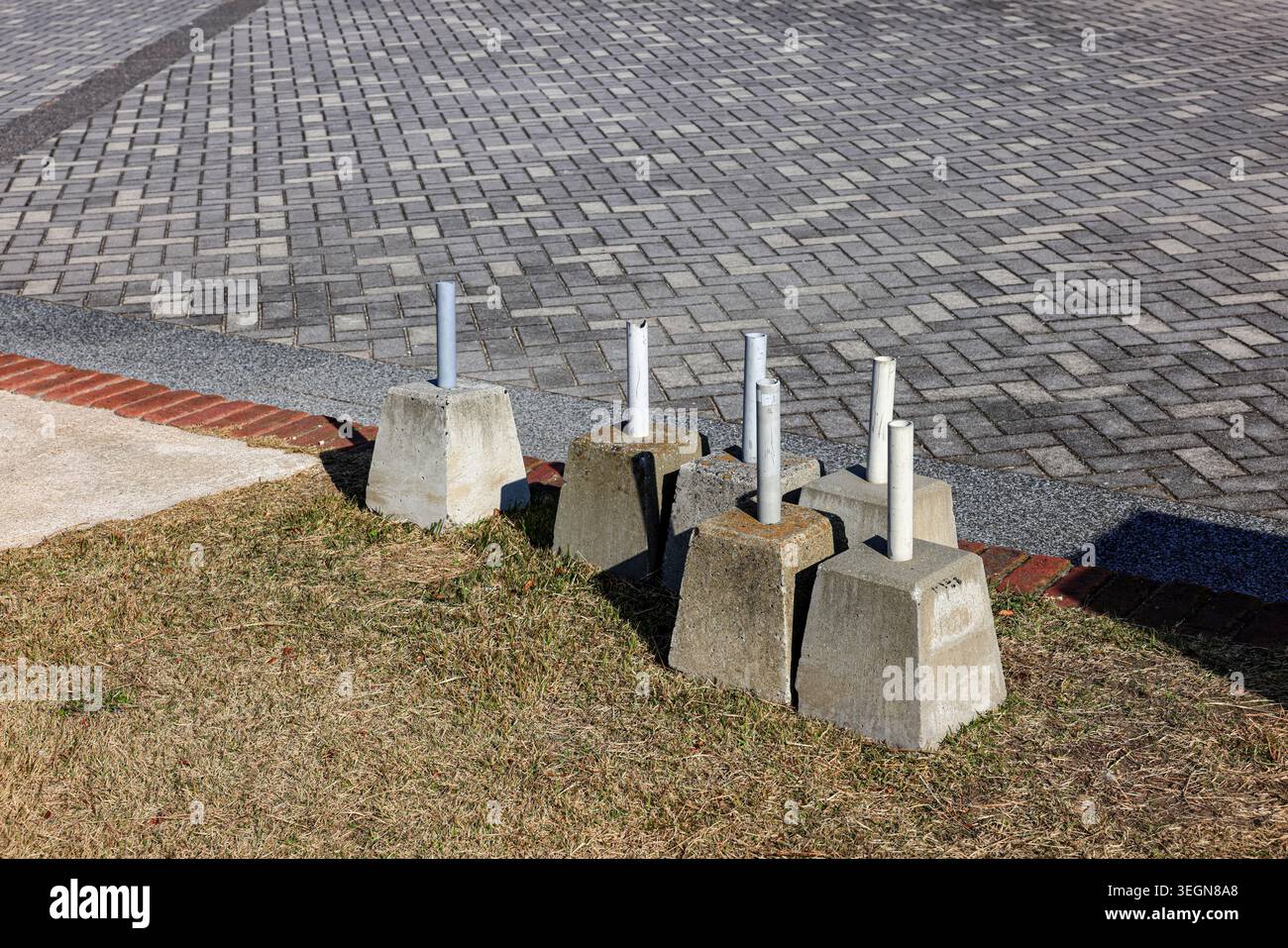 Base in calcestruzzo per ombrello, porta ombrellone in cemento per proteggere la persona dal sole. Foto Stock