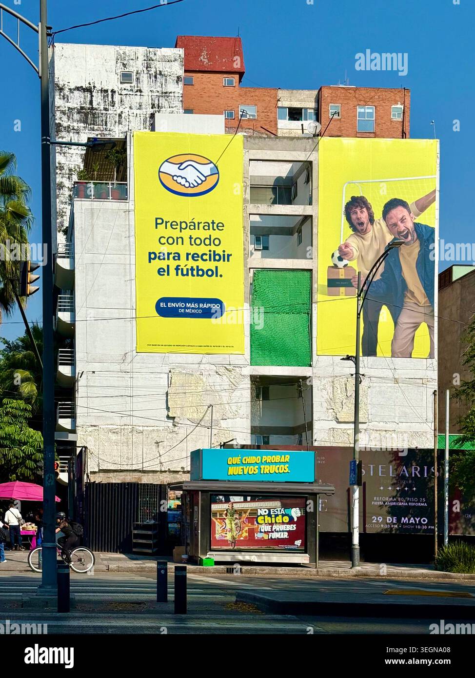 Grandi cartelloni pubblicitari a tema calcistico coprono una facciata dell'edificio su Avenida Insurgentes a città del Messico, illustrando pubblicità all'aperto - Immagine stock catturata con smartphone
