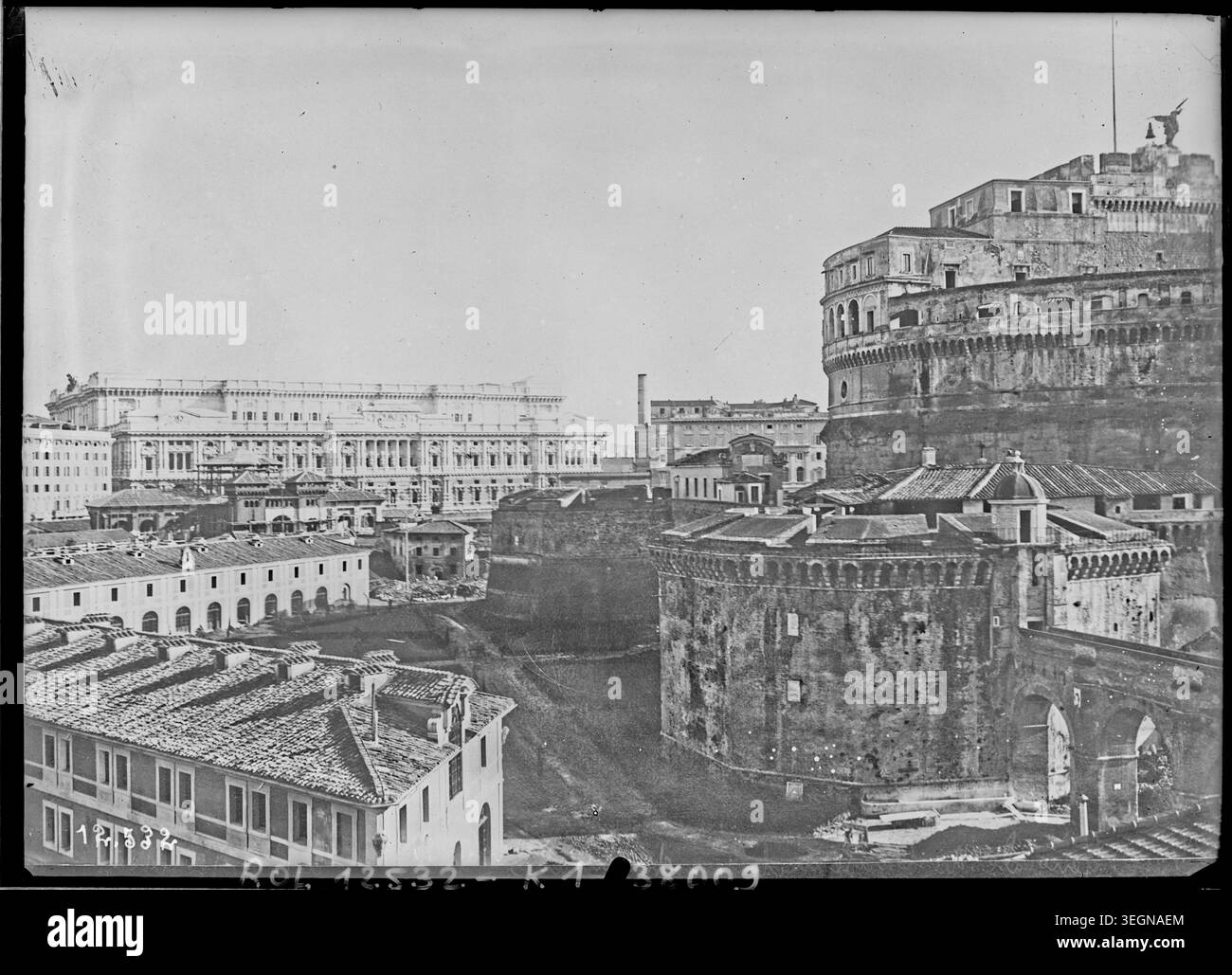 Una vista generale di Castel Sant'Angelo a Roma da diversi padiglioni dell'esposizione universale del 1911, che illustra la presentazione architettonica italiana e le strutture espositive internazionali. Foto Stock