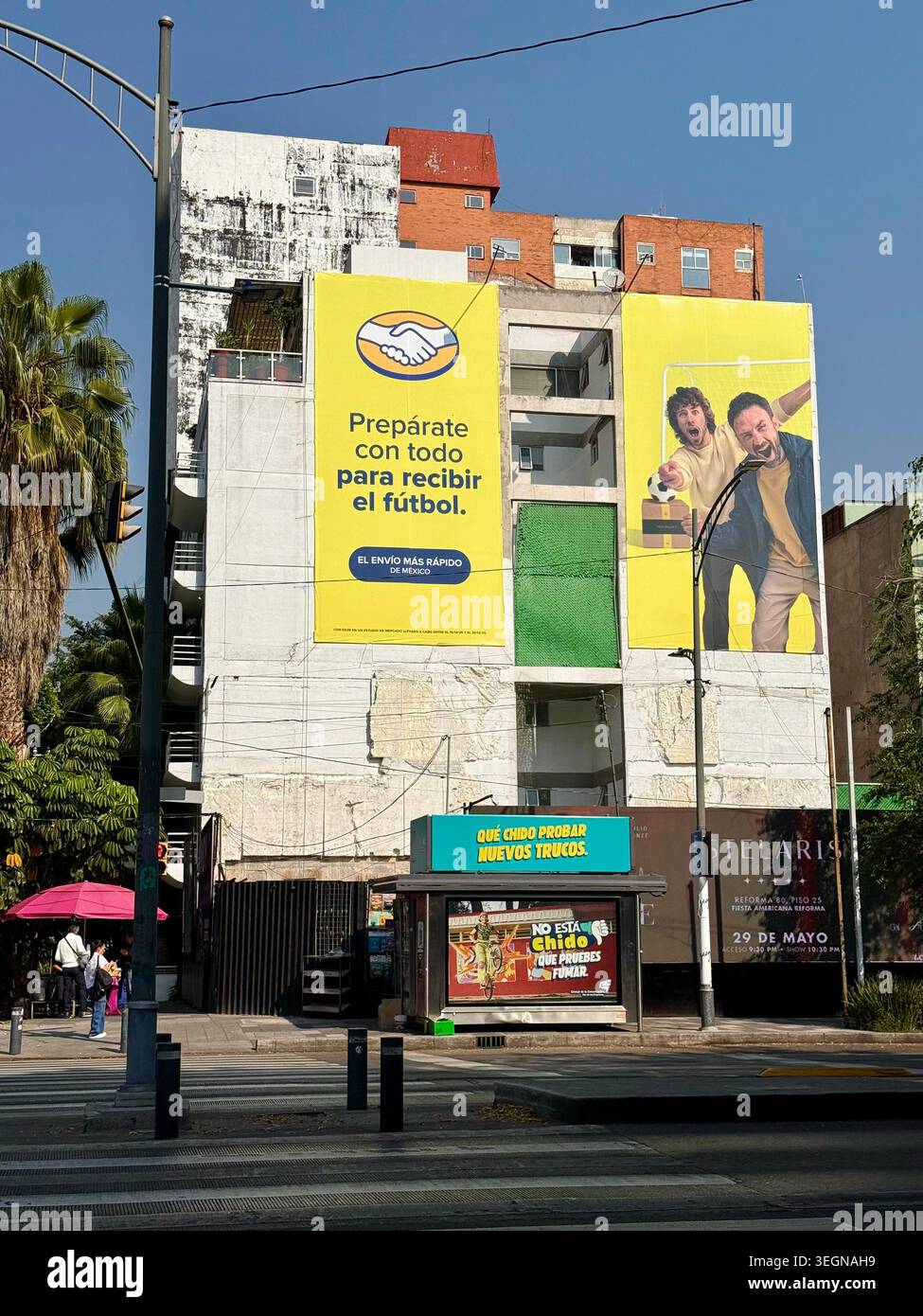 Grandi cartelloni pubblicitari a tema calcistico coprono una facciata dell'edificio su Avenida Insurgentes a città del Messico, illustrando pubblicità all'aperto - Immagine stock catturata con smartphone
