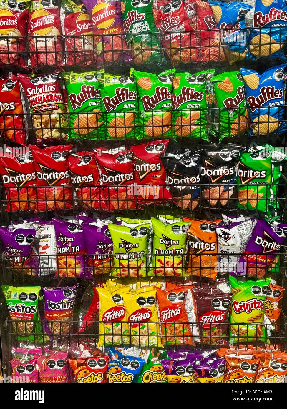 Sacchetti di patatine di marca, tra cui Doritos, Ruffles e Sabritas, esposti in vendita in un piccolo negozio a città del Messico, Messico - Immagine stock catturata con smartphone