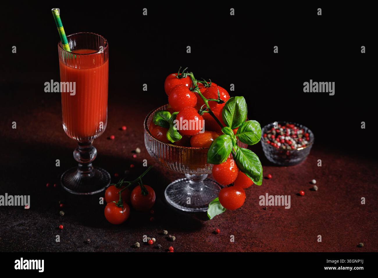 Succo di pomodoro con basilico e pomodori su sfondo rosso rustico Foto Stock