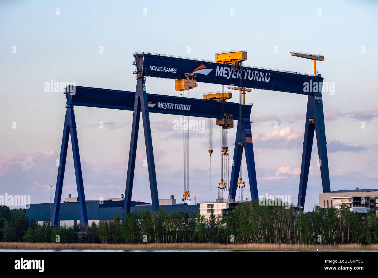 Grandi gru industriali presso il cantiere navale Meyer Turku, Finlandia sudoccidentale — Editoriale Foto Stock