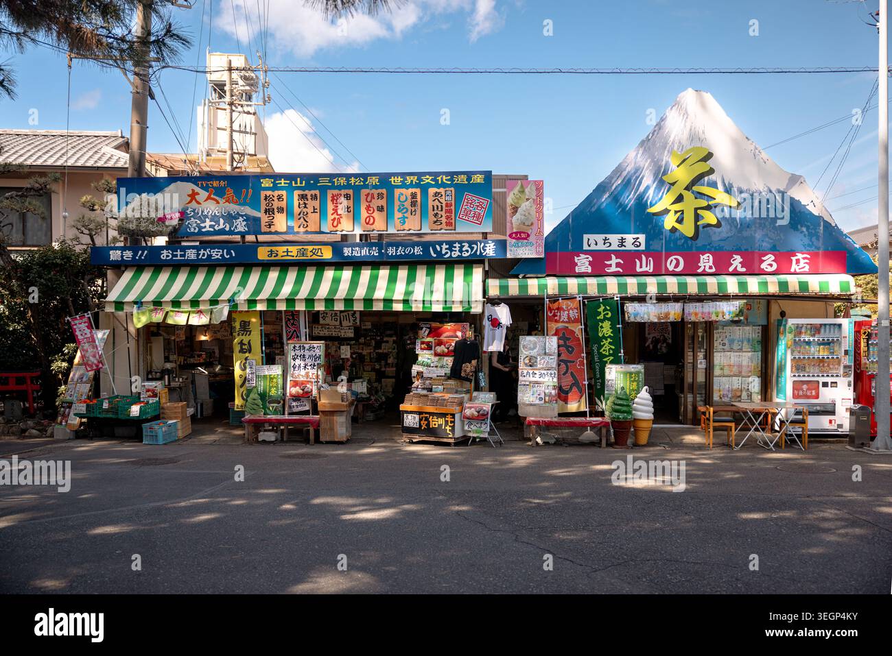 Negozi di souvenir sotto la segnaletica del Monte Fuji a Shizuoka, Giappone. Foto Stock