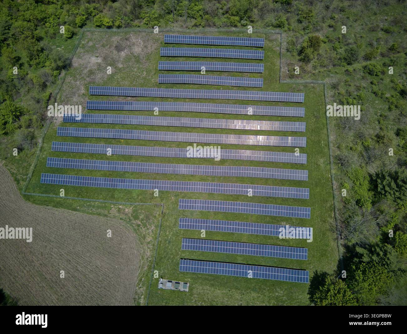 UNA SERIE RELATIVAMENTE PICCOLA DI PANNELLI SOLARI IN ST. JOHNSVILLE, UN VILLAGGIO NELLA CONTEA DI MONTGOMERY, NEW YORK, STATI UNITI. Foto Stock
