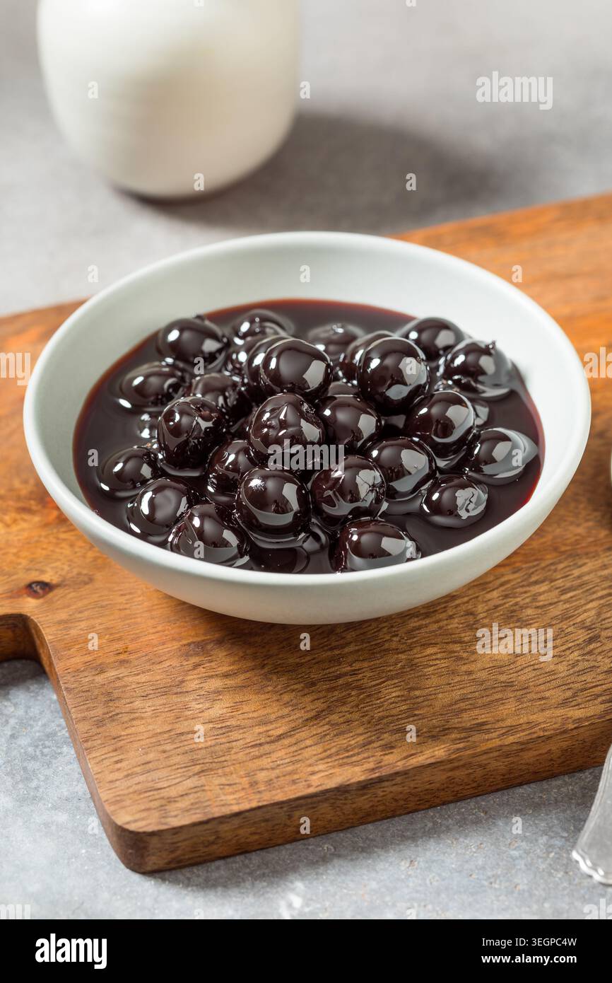 Cocktail di ciliegie al maraschino biologico dolce per bevande in una ciotola Foto Stock