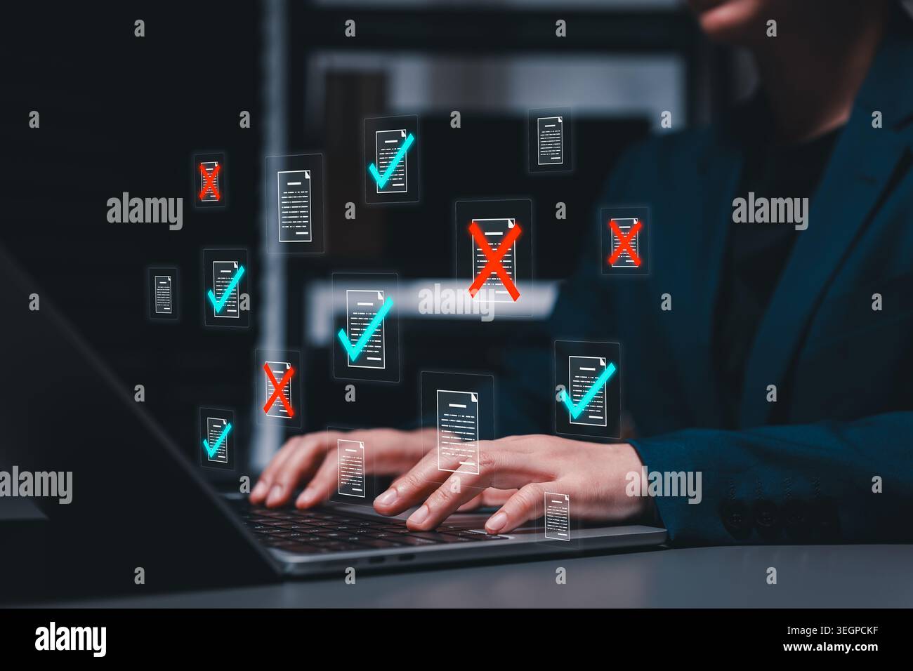 Verifica dei documenti e revisione dell'approvazione digitale. professionisti che utilizzano laptop con file, segni di spunta, simboli di rifiuto, convalida dei dati, Foto Stock