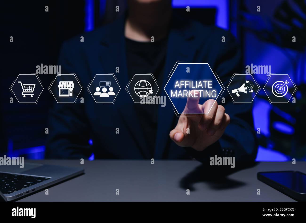 Strategia di marketing per affiliati e concetto di promozione digitale. interfaccia virtuale con e-commerce, sito web, pubblico, pubblicità, icone di destinazione Foto Stock