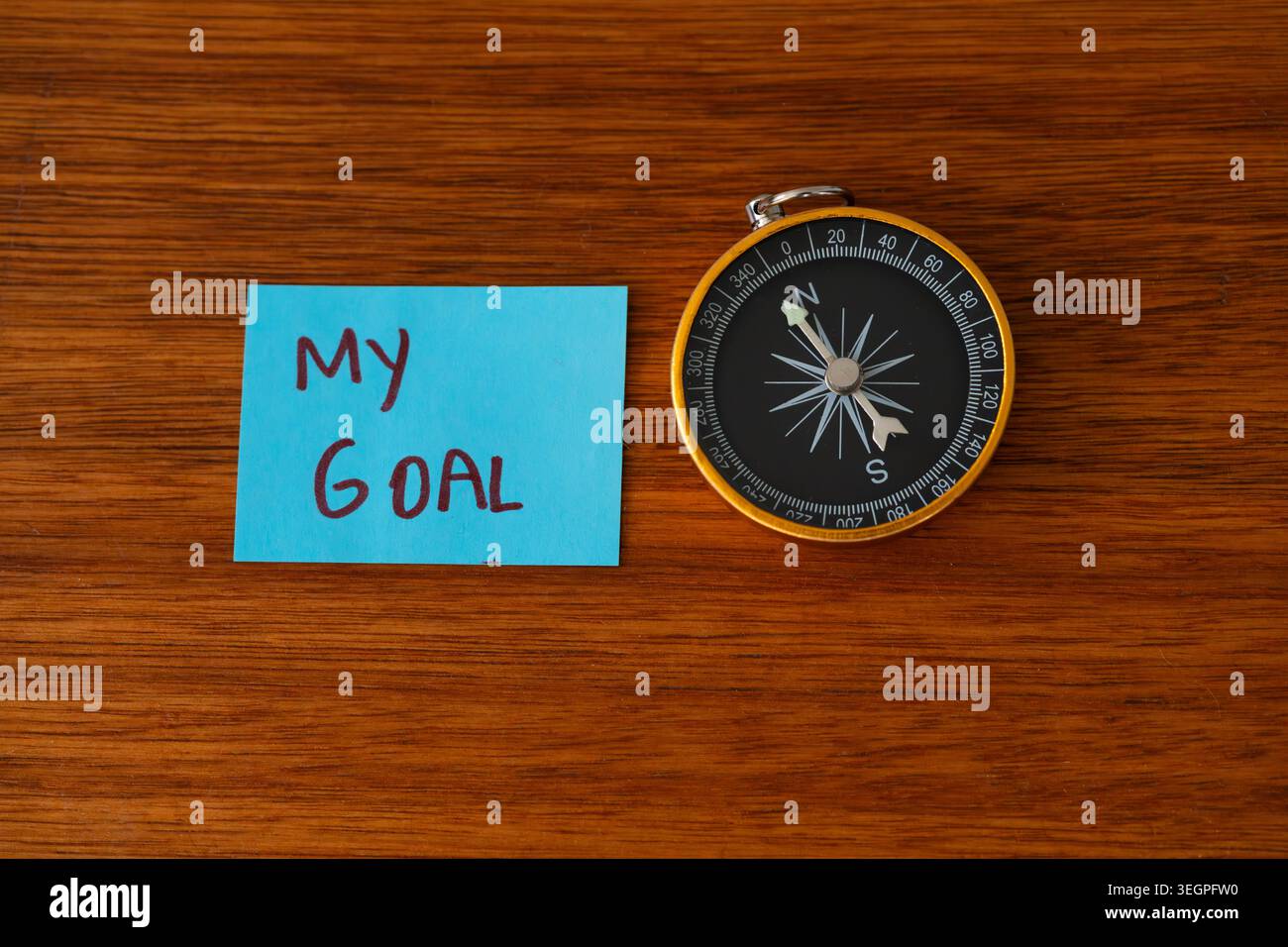Compass and My Goal Note on Wooden background for Success Planning, Top View of Achievement Concept with Magnetic Compass and Goal Reminder, Career Tar Foto Stock