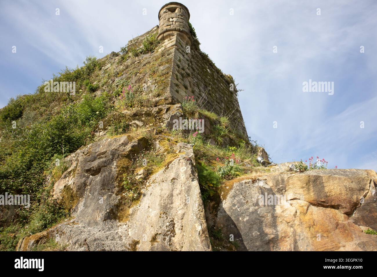 Le storiche mura di pietra e la torretta della Fortezza Castro a Vigo, Spagna Foto Stock
