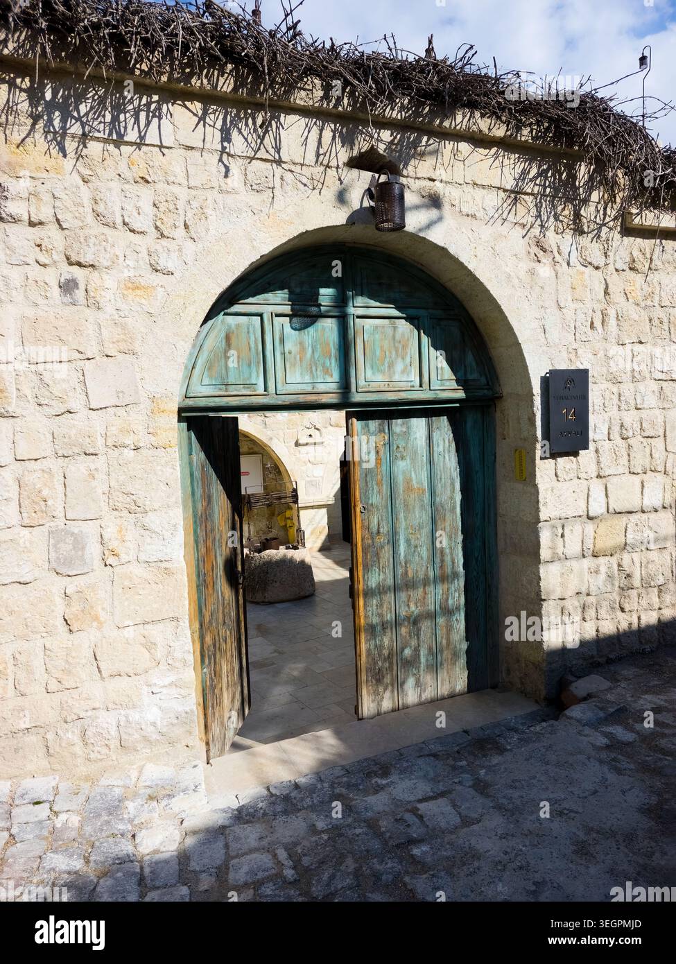 Antica porta ad arco in legno turchese in casa di pietra Avanos Cappadocia - Immagine stock catturata con smartphone