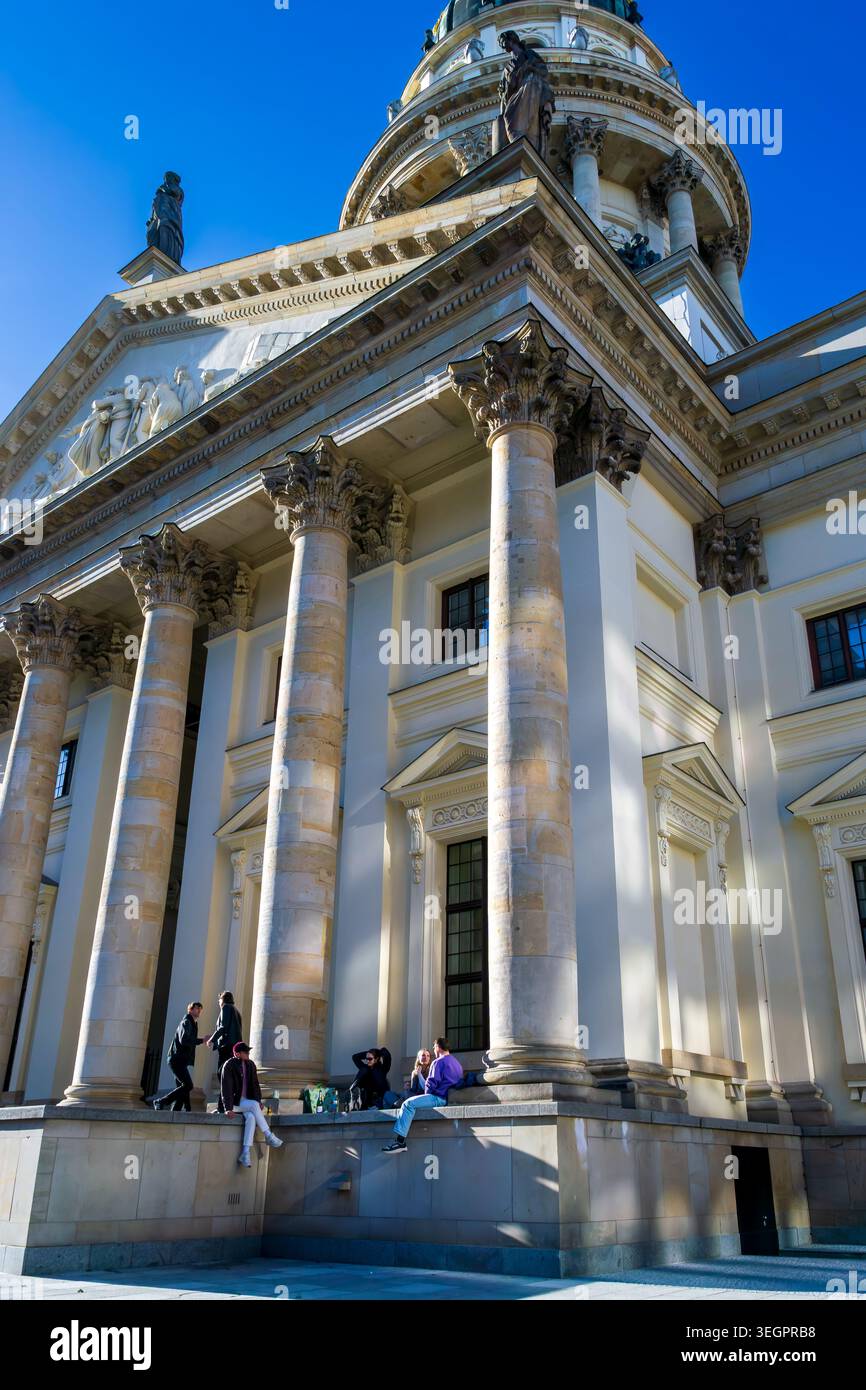 Giovani visitatori che trascorrono del tempo sulle scale e sulla balaustra del Deutscher Dom a Gendarmenmarkt a Berlino, Germania. Cattedrale tedesca. Foto Stock