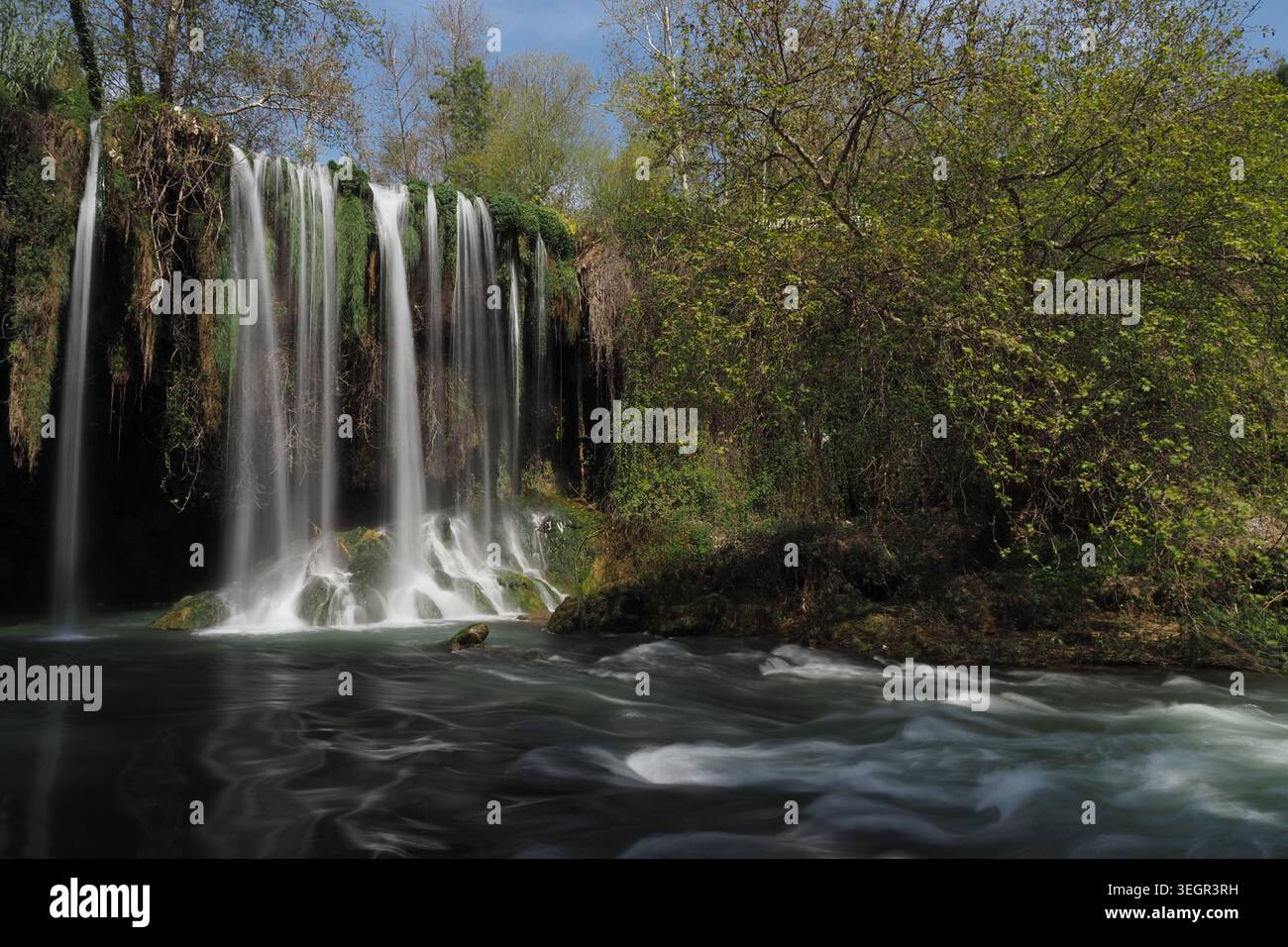 Cascata nel fiume, circondata da alberi al sole ad antalya in turchia Foto Stock