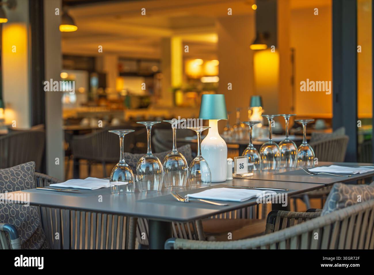 Tavolo del ristorante con bicchieri da vino e argenteria pronti per cenare in Algarve, Portogallo Foto Stock