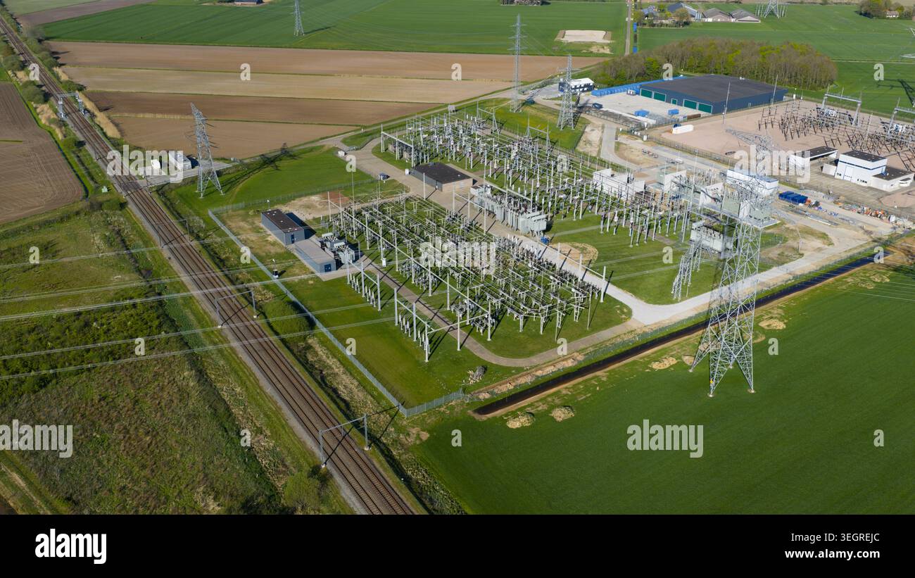 Vista aerea della stazione della rete ad alta tensione da 380 kV tra ENS e Zwolle, che mostra linee elettriche, piloni, conduttori, sottostazioni, e la transizione energetica Foto Stock