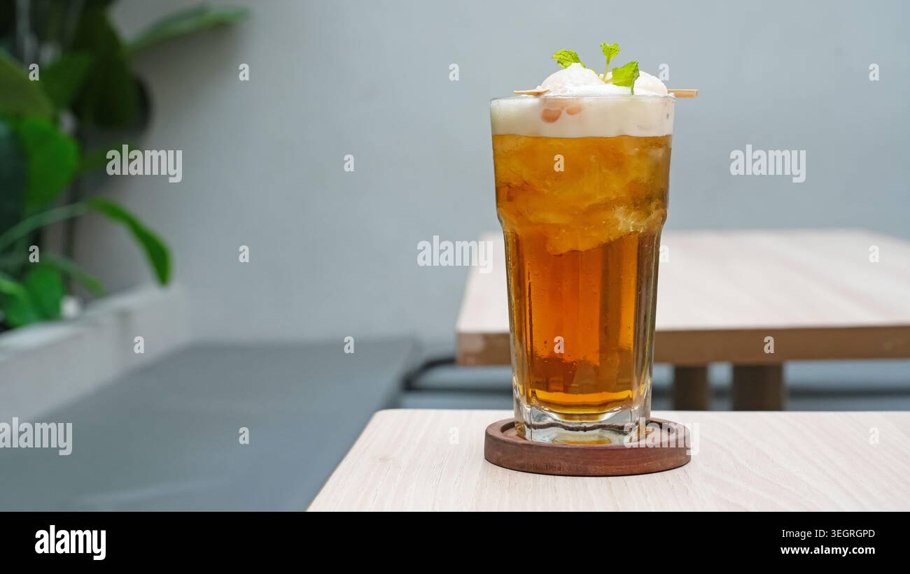 Tè freddo rinfrescante con frutta e menta Foto Stock