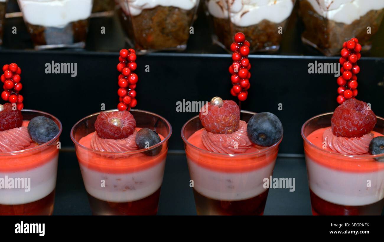 Dessert al parfait alle fragole. Foto Stock