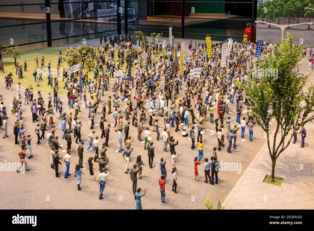 Miniatura raffigurante i cittadini che protestano contro la dittatura militare, esposta nel Democracy Movement Memorial Park, Corea del Sud Foto Stock