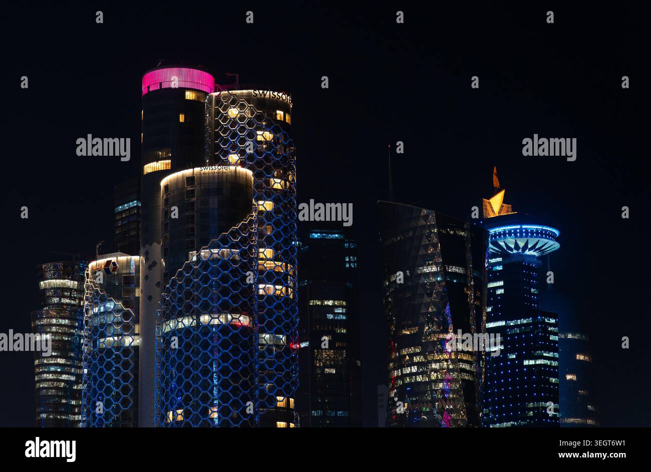 West Bay, Doha, Qatar - 30 settembre 2025: Una fotografia notturna orizzontale con la sede illuminata della Banca Islamica Internazionale del Qatar. Foto Stock