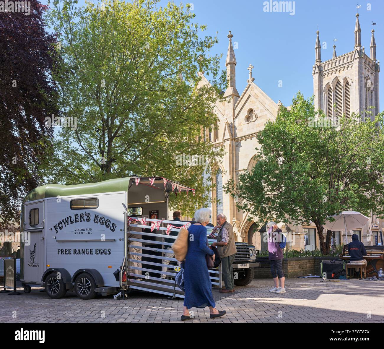 Fowler's Free Range Eggs van il giorno del mercato a High Street, Stamford, Inghilterra, in una giornata di primavera di sole. Foto Stock