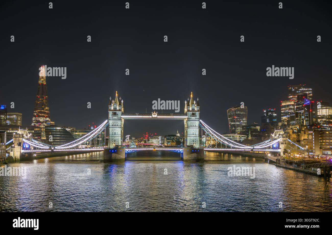Tower Bridge, Tamigi e The Shard a Londra, che mostrano i famosi monumenti della città e lo skyline lungo il lungofiume. Foto Stock