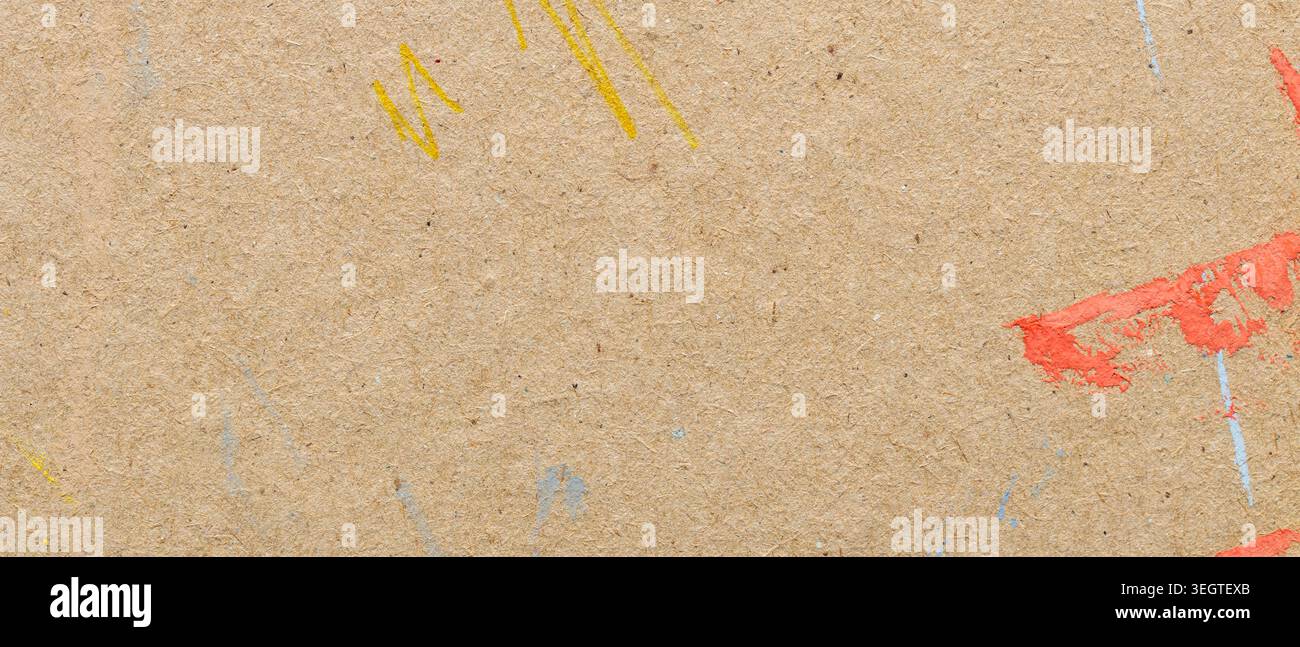 Carta kraft beige con macchie colorate e graffi pastello giallo rosso e blu Foto Stock