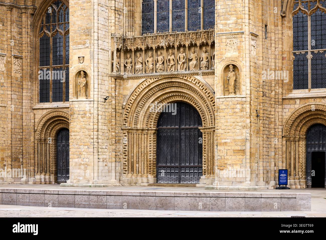 Ingresso anteriore occidentale della cattedrale di Lincoln a Lincoln, Inghilterra, che mostra intricate opere in pietra gotica, intagli ornati e porte storiche della cattedrale. Foto Stock