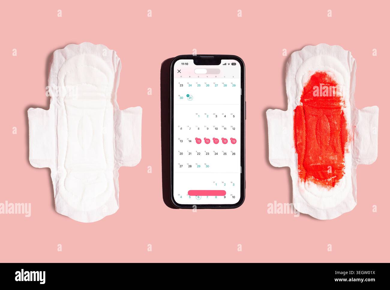 Smartphone con calendario del periodo mestruale femminile su sfondo rosa. Tecnologie moderne per le donne Foto Stock