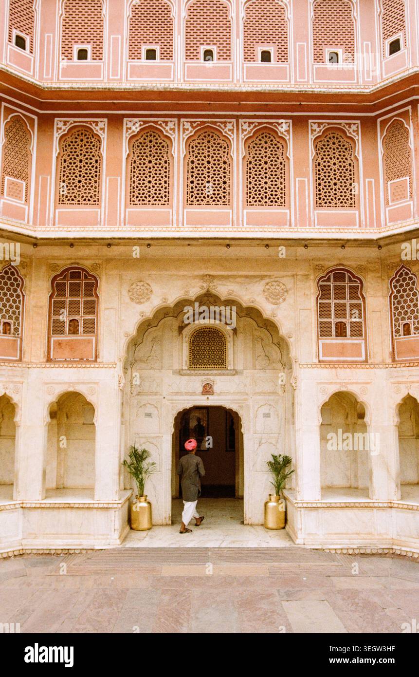 Edificio Chandra Mahal all'interno del complesso City Palace a Jaipur, India. Foto Stock