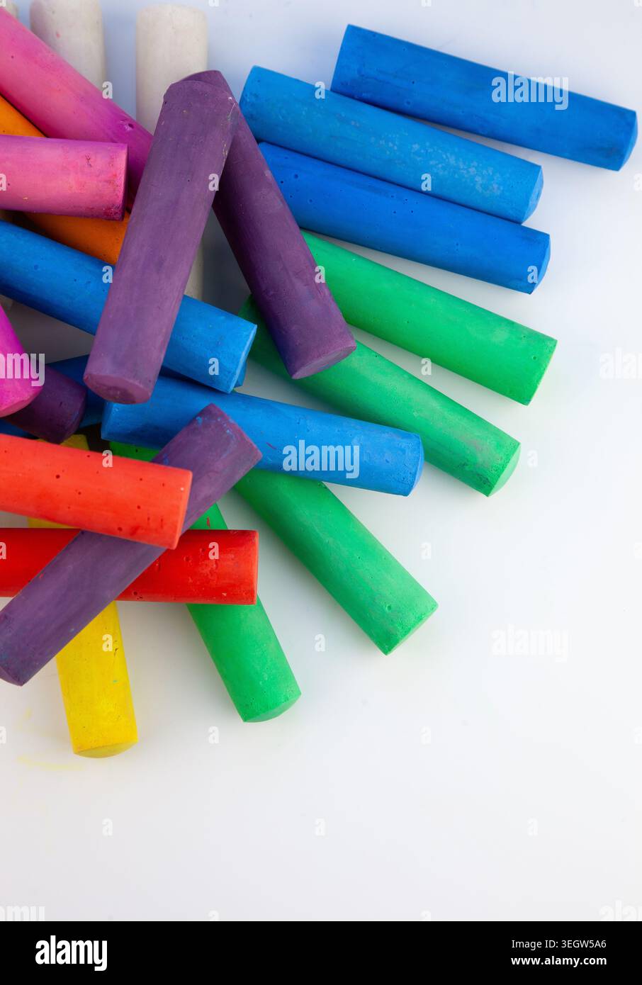 I gesso colorati si attaccano. Un mucchio di gesso per disegnare sulla strada. Hobby e artigianato. Ritorno alla scuola Foto Stock
