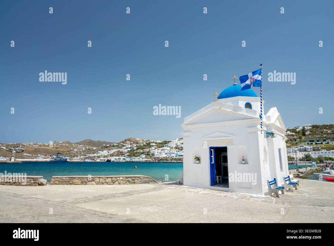 Chiesa bianca greco-ortodossa sul vecchio porto di Mykonos, isole Cicladi, Grecia Foto Stock