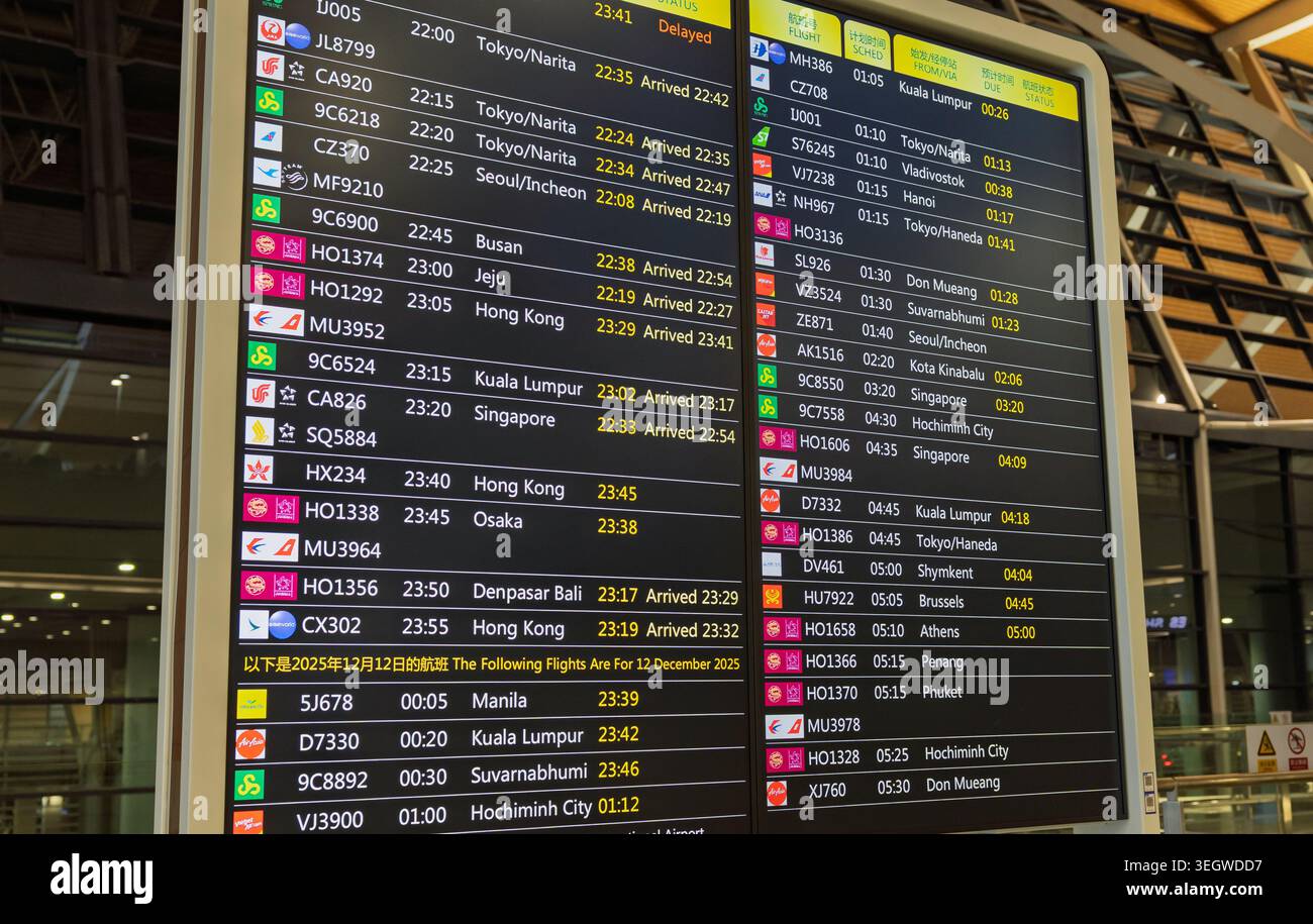 Shanghai, Cina - 11 dicembre 2025: Lo schermo digitale visualizza un ampio programma di voli internazionali Foto Stock