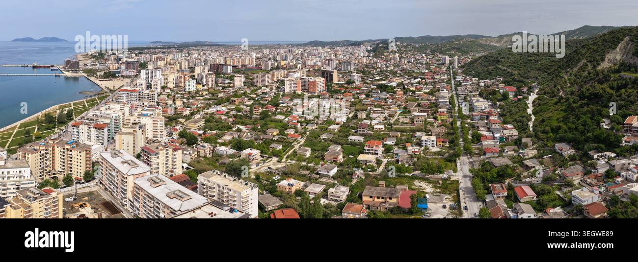 Ampia veduta aerea panoramica del paesaggio urbano di Valona e della periferia costiera Foto Stock